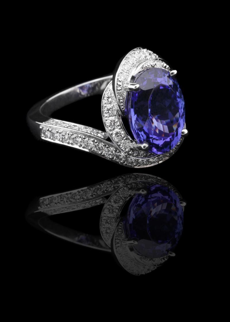 Bague en or blanc 18cts, sertie d'une Tanzanite de 5.45cts